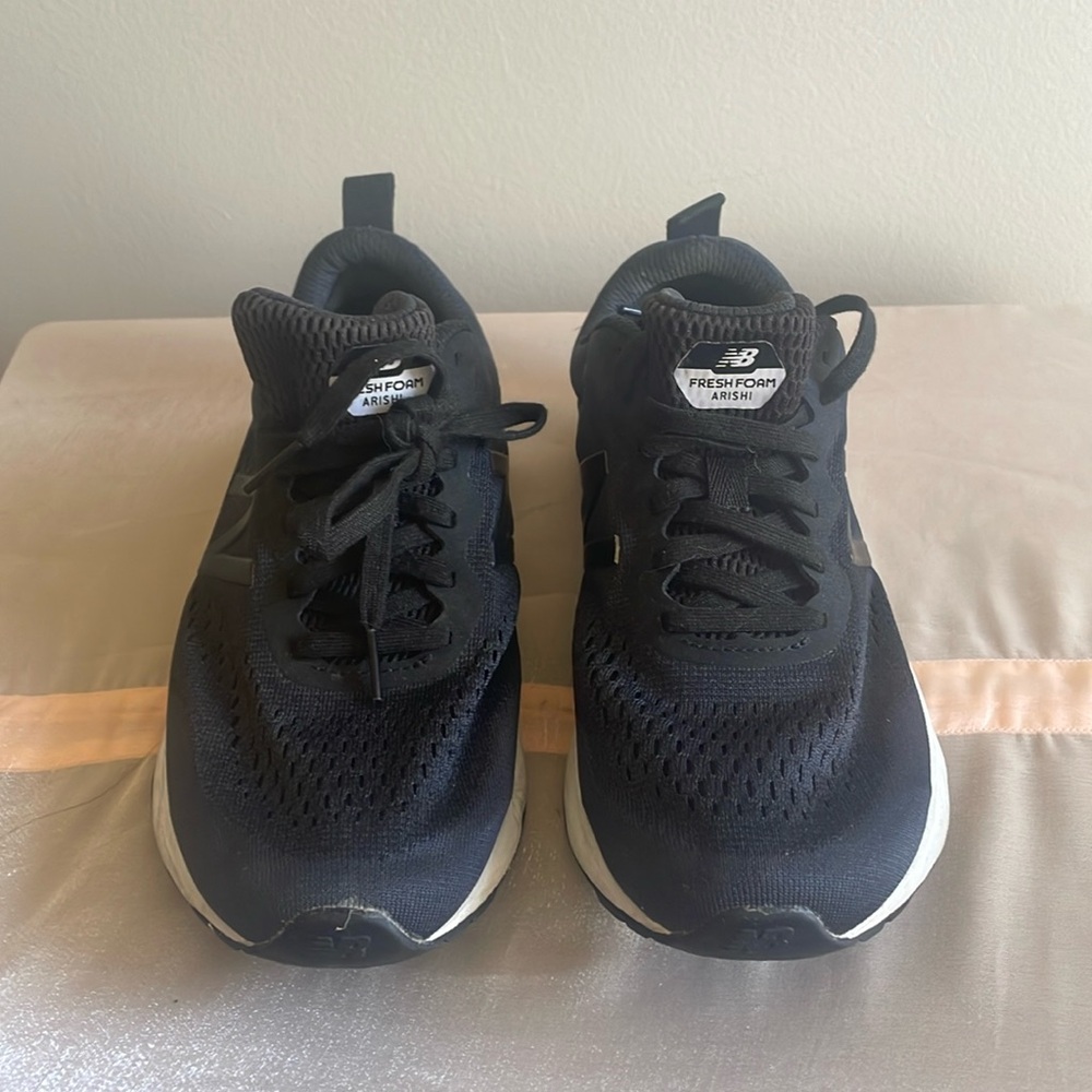 New Balance Women’s size 7.5 “Fresh Foam Arishi” in black & white